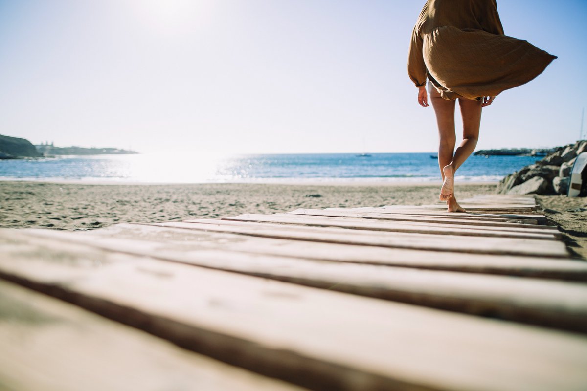 El vaivén de las olas marca el compás de una vida más serena 🌊

#GranCanaria es ese destino donde el bienestar fluye de forma natural, entre paseos infinitos por la orilla, un clima amable y la energía renovadora del océano ✨

Descúbrelo 👉 bit.ly/3sY6jZy

#GCWellness