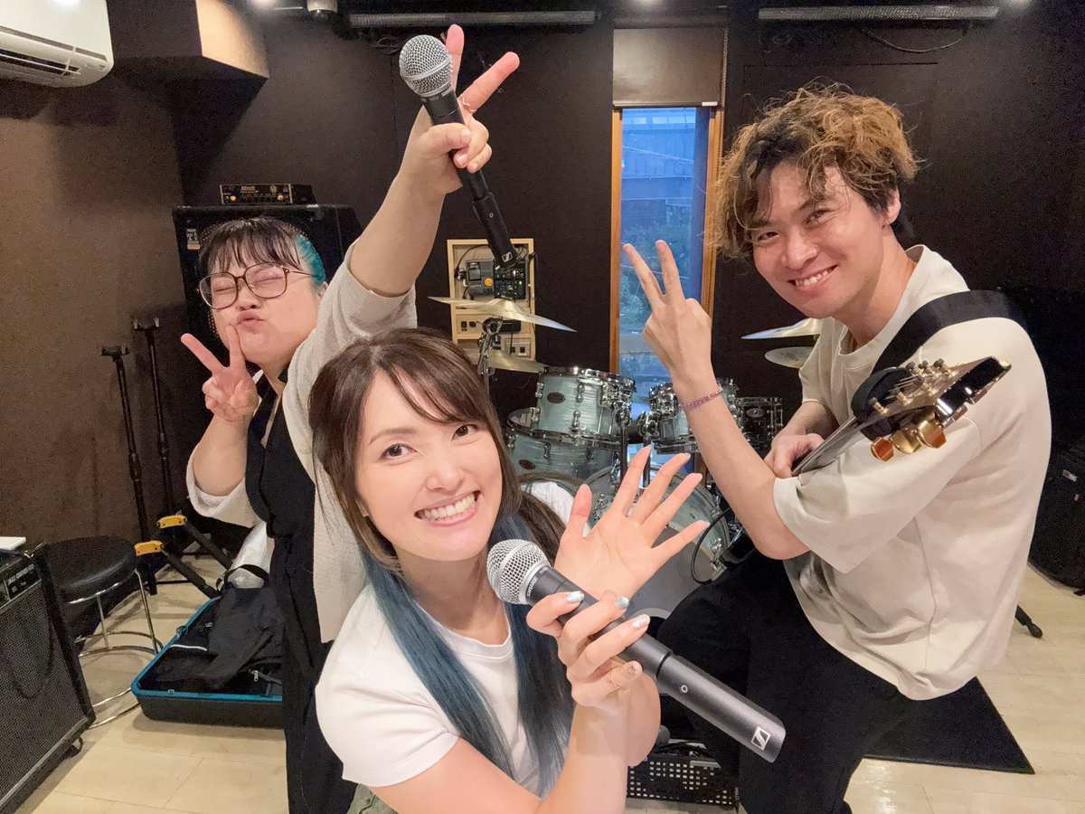 yuzyuz_x's tweet photo. つめねこリハおわり！
ブチ上がりすぎて汗だくです🔥🎸✨
明日は楽しもうーーー！💫💫💫

#TUMENECOワンマン
#StarNight第二夜 https://t.co/EmCTHL3jng