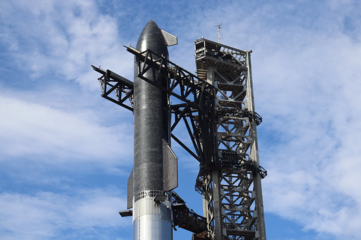 PappalardoJoe's tweet photo. Starship, before (me) and after (SpaceX buoy cam)
#spacex #IFT10