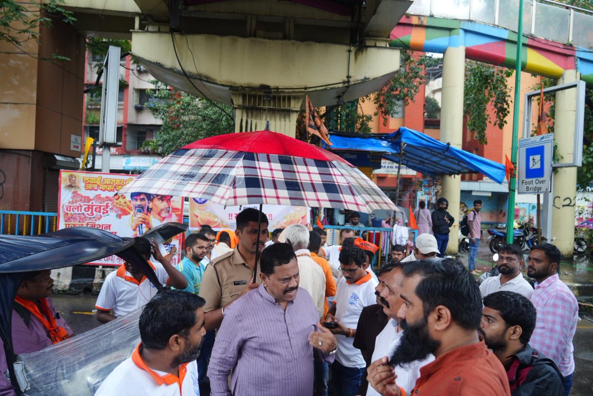 rajanvichare's tweet photo. एक मराठा, लाख मराठा ! 
आझाद मैदानाकडे निघालेल्या आपल्या लाखो मराठा बांधवांच्या संघर्षात, आम्ही त्यांच्या सोबत आहोत. ठाणे शहरातील आनंद नगर चेक नाका, कोपरी येथे नांदेड जिल्हा सामाजिक संस्था, ठाणे यांच्या वतीने आम्ही न्याहारीची व्यवस्था केली होती. https://t.co/Thns0RK9CN