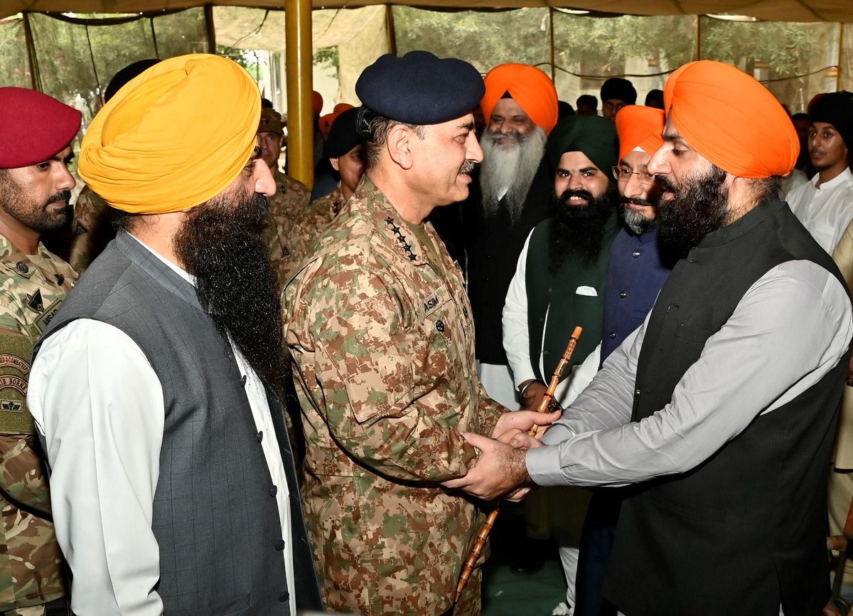 GTVNewsPk's tweet image. Field Marshal Syed Asim Munir Visits Flood-Affected Areas of Punjab.
COAS also Interacts with Sikh Community , Assures Restoration of Kartarpur.
#PakistanFloods #FieldMarshalAsimMunir #SikhCommunity #Rescue #FloodAffected #SyedAsimMunir #COAS #Kartarpur #BreakingNews #GTVNews