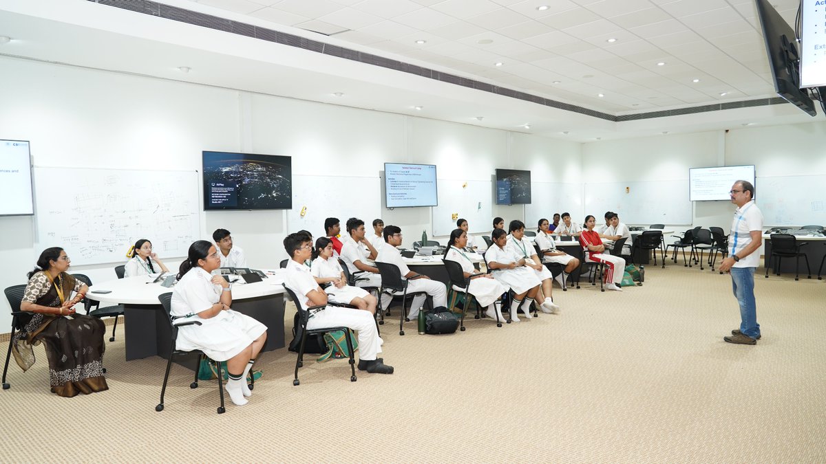 CS2_IISERB's tweet image. Societal Outreach at IISER Bhopal!
Thrilled to host students & teachers from DPS Kolar, Bhopal on Aug 29, 2025. Organized by CS2, the visit featured an introduction to IISERB & a guided tour of the Biological Sciences lab—sparking curiosity & inspiring future scientists.