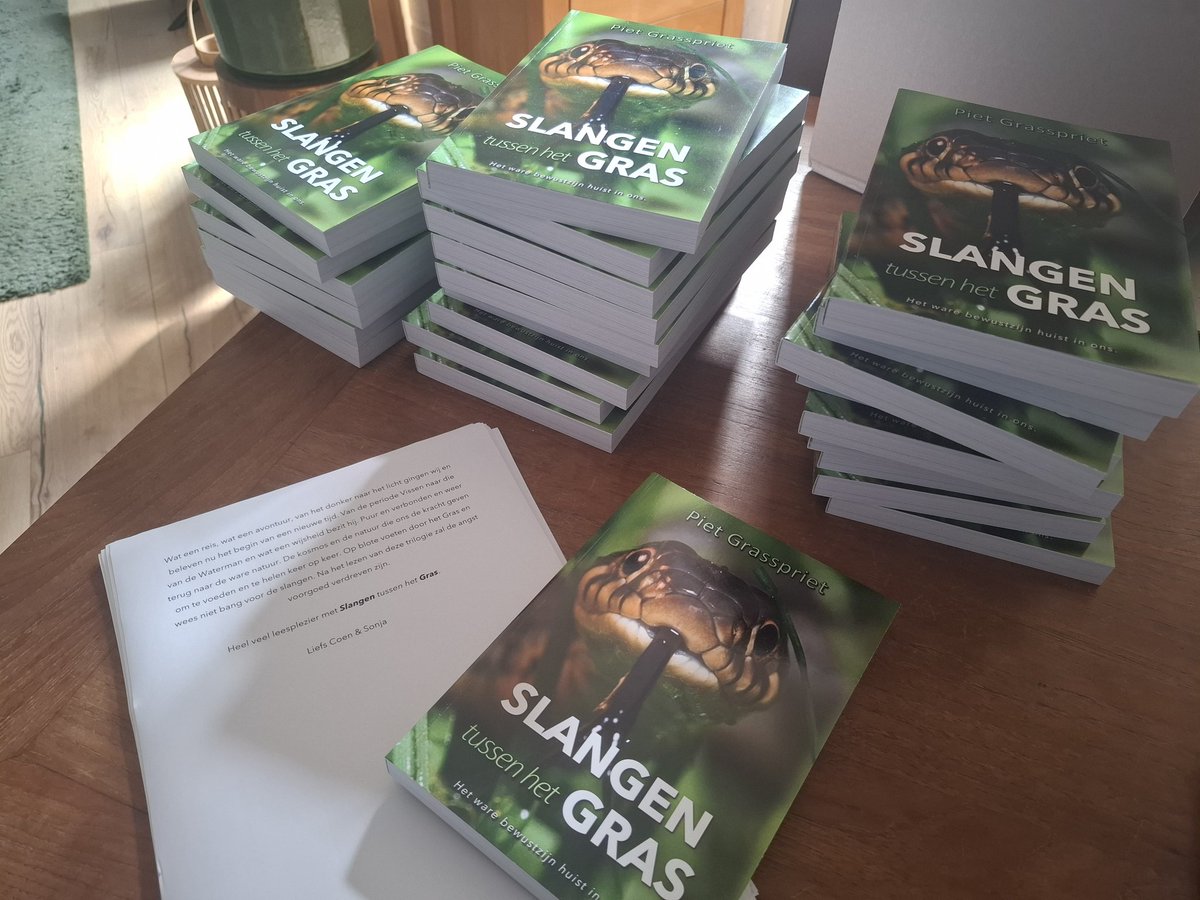 Nog eventjes snel een stapel Slangen tussen het Gras signeren voor That's The Spirit... Nog steeds in de top 10 van hun boekenstore en hoe tof is dat! shop.thatsthespirit.nu