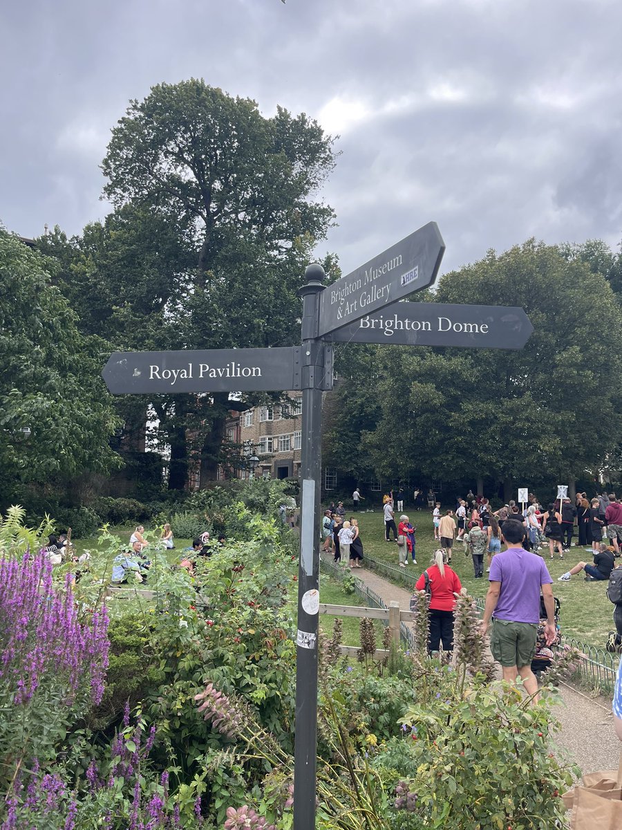 Good morning, Happy Friyay 🎉
Wishing you all a fabulous weekend ahead 🥰 Another one from Brighton for #fingerpostfriday