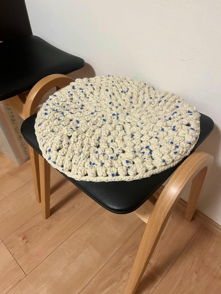 のんびり編んでたもの完成！モコモコしてるのでお尻に良い感じです。
