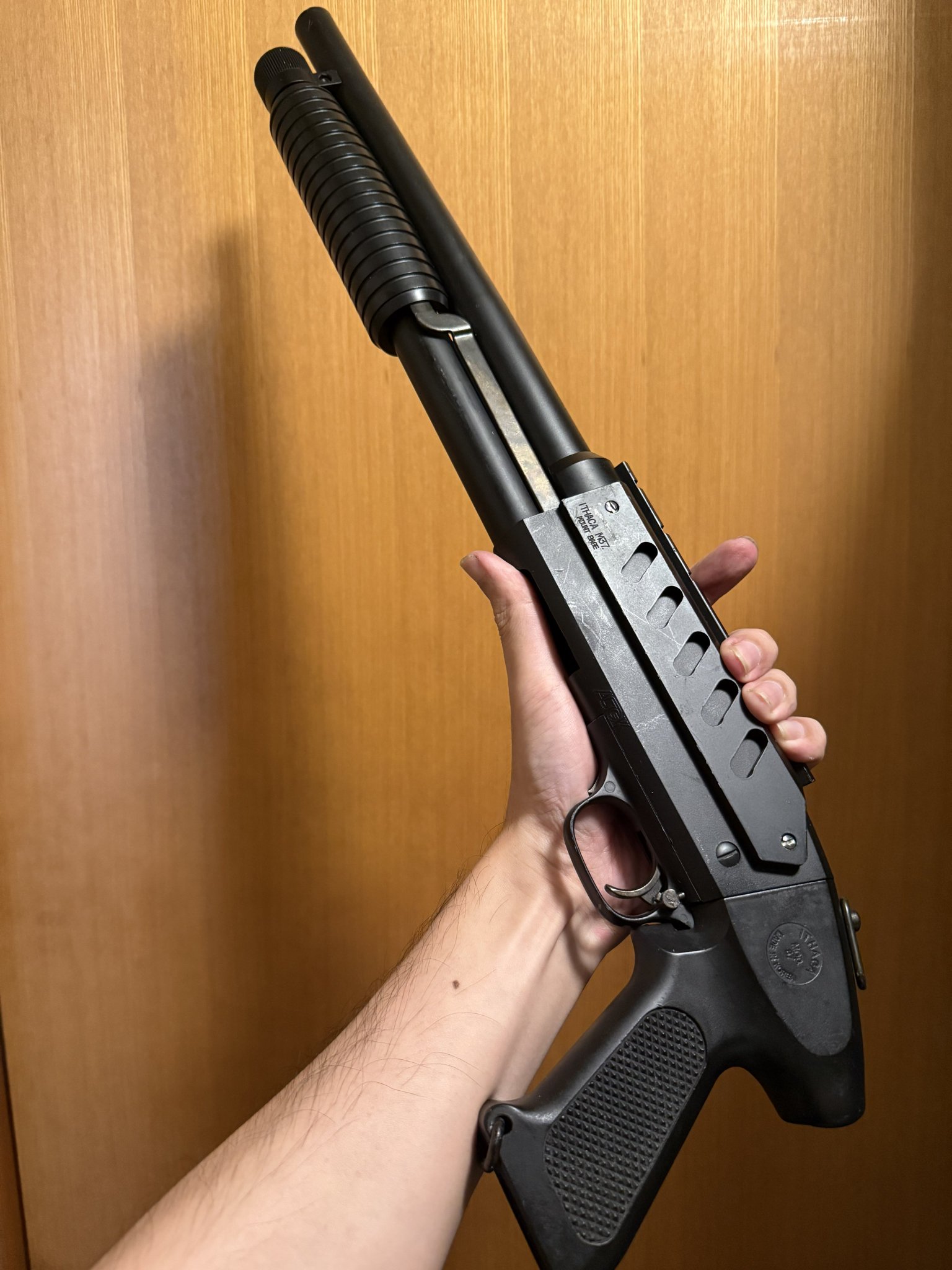 KTW イサカ M37 ポリスタイプ エアソフトガン＆オマケのガスガン イサカM37徹底比較！高級版と普及版、どちらを選ぶ？