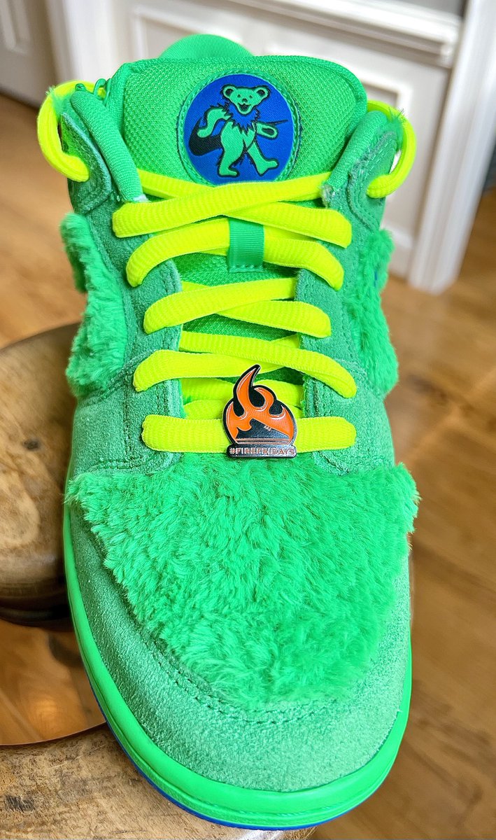 WinstonSalemTJs's tweet image. Big UNDS for me today. A grail finally acquired! Nike SB Grateful Dead Dunks on foot.🔥 Highlighted with my #FIREFRIDAYS pin &amp;amp; @BlendsPoetic socks. Thanks Jay! @nikestore @nikesb #yoursneakersaredope #Dunksfordays #PhotographyIsArt #snkrskickscheck #SNKRS #wearyoursneakers #KOTD