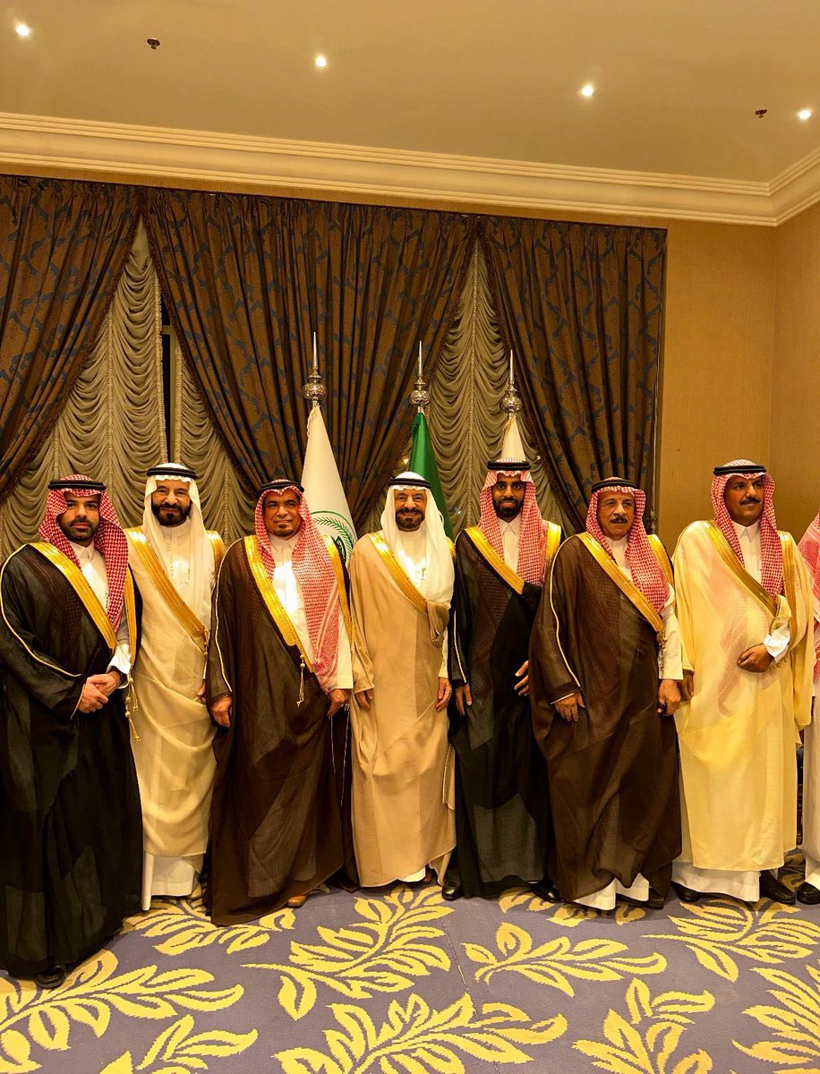 العميد الدكتور عبدالرحمن بن عبدالله الرميزان التميمي من الشخصيات التميمية البارزة وله حضور متميز ووهبه الله حسن المنطق والكلام وفقه وحفظه الله 🤲🏼🤲🏼