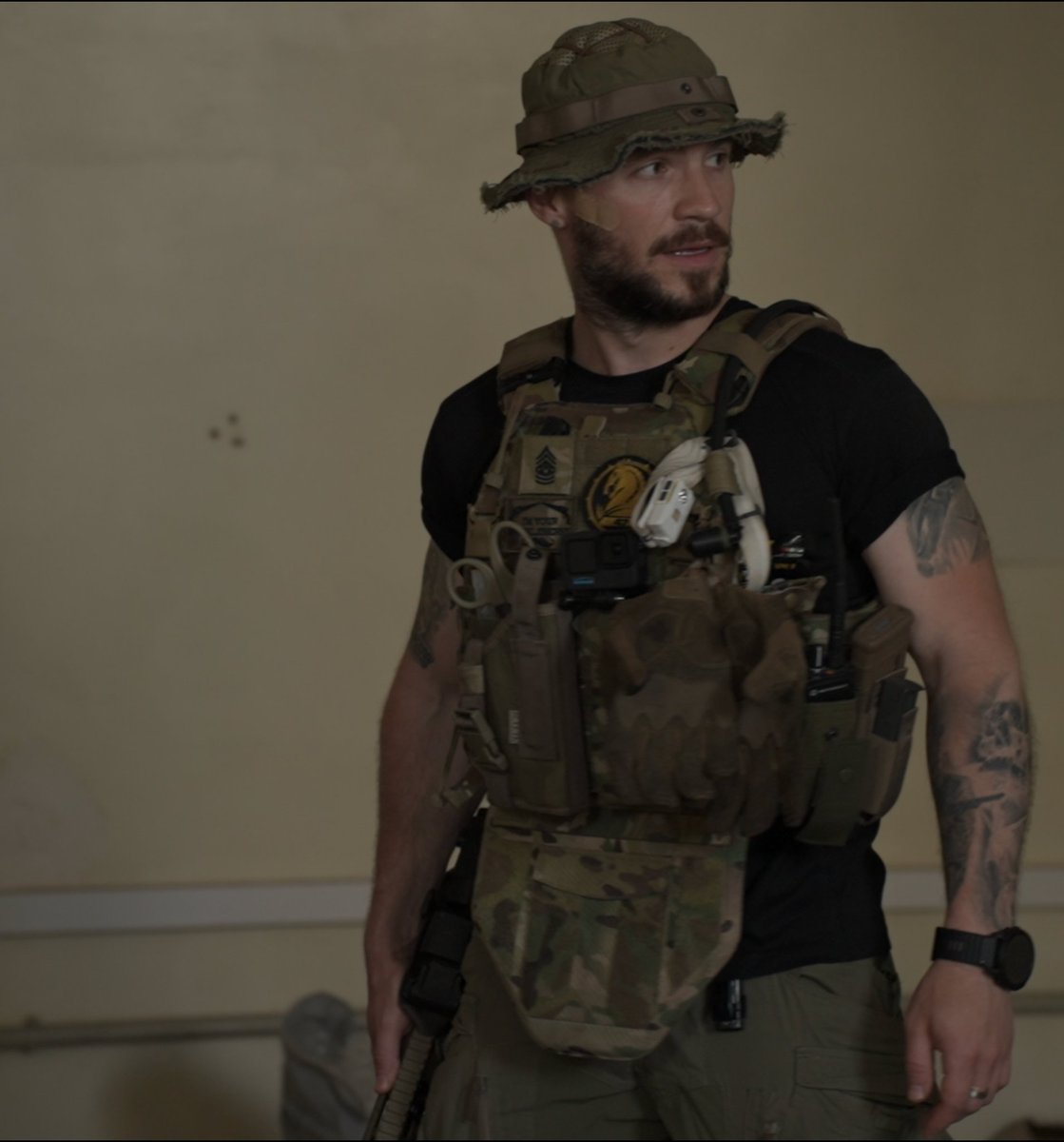 В українській армії сформувалась одна дуже токсична звичка: зневажати все, що не пахне порохом.

Інструктор? Значить, боїться.
Тилове забезпечення? Значить, не мужик.
Навчальний центр? «Краще б на фронт поїхав, герой».

Це не просто перекоси. Це - культурна хвороба. Поки один