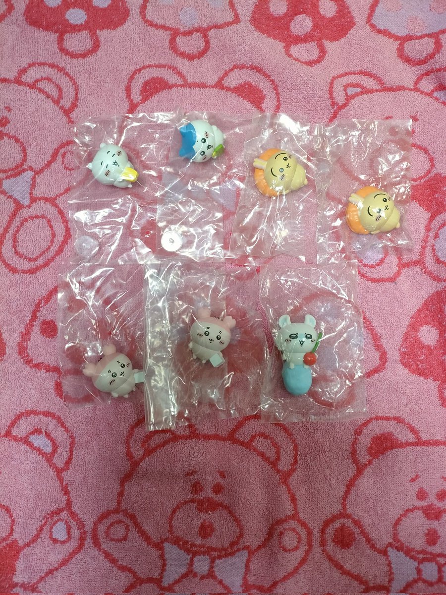 この子たち欲しくて何軒か探したんだけど無くてガッカリしてたら家の近くにあった🥰
4個目までストレートで来てたんだけどそこから2個被って最後にハチワレが来てコンプ出来た( *˙ω˙*)و 
嬉しい😍💕