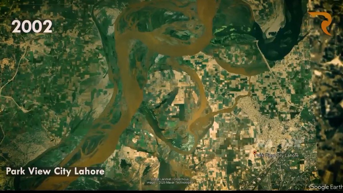 datcatmann's tweet photo. Park view city Lahore 

2002.       Vs today https://t.co/mdiORpx4i0
