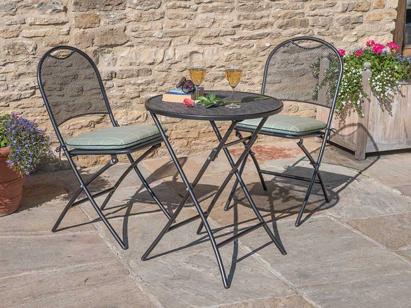 OxGardenCentre's tweet image. Our gorgeous bistro sets are now on #sale with FREE local delivery!
Choose a 2, 4 or 6 seater set, all include comfy cushions. The 4 &amp;amp; 6 seater sets also come with a parasol &amp;amp; base.
Perfect for patios.
Buy now while stocks last
ow.ly/OzWG50WLX8A
#bistroset #gardenfurniture
