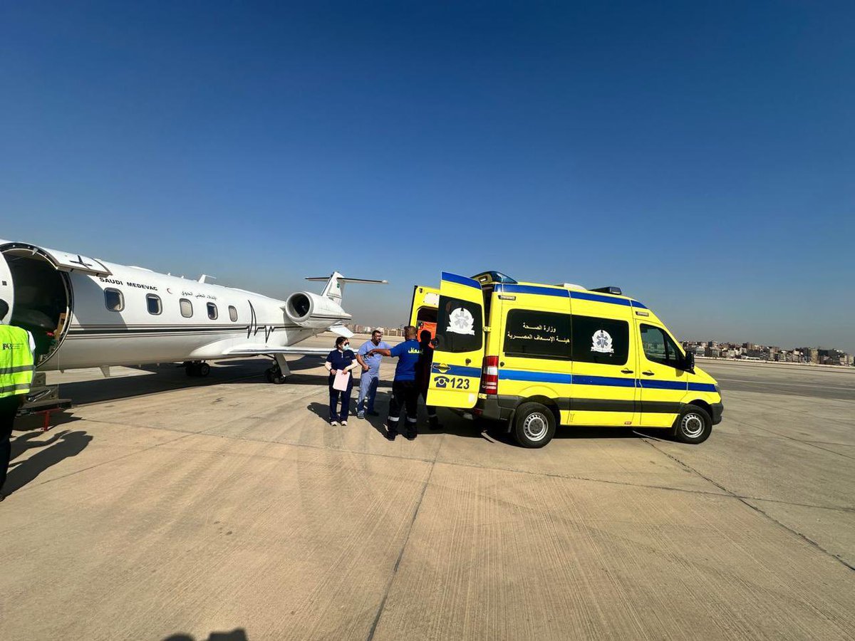 تابعت سفارة #المملكة_العربية_السعودية لدى جمهورية #مصر العربية، بالتعاون مع الجهات المصرية المعنية، نقل مواطنة حالتها الطبية حرجة من مطار #القاهرة الدولي، عبر  طائرة الاخلاء الطبي الجوي التابعة للخدمات الصحية بوزارة الدفاع، لاستكمال علاجها في #المملكة.  يأتي ذلك في إطار حرص