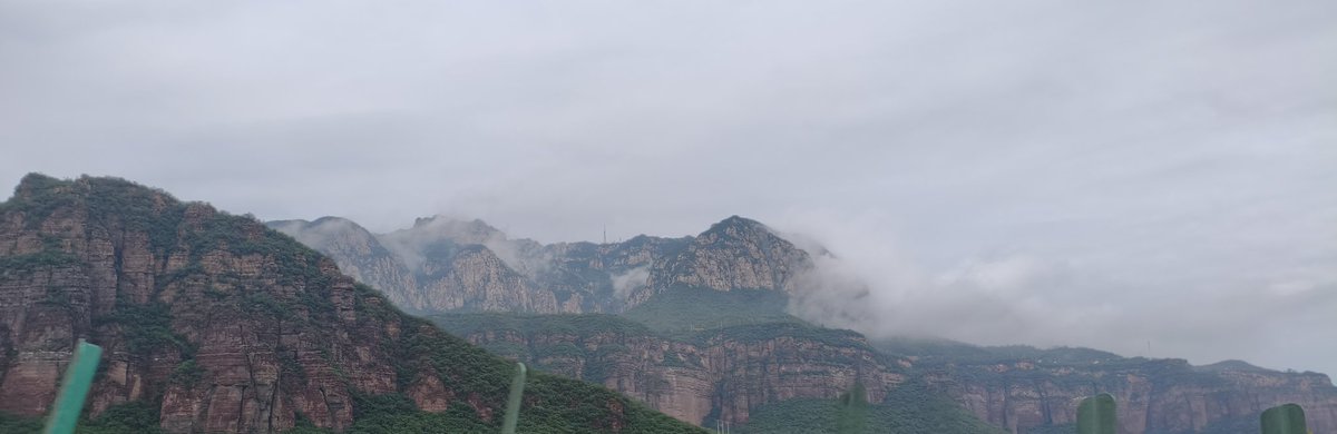 云雾缭绕的太行山脉
