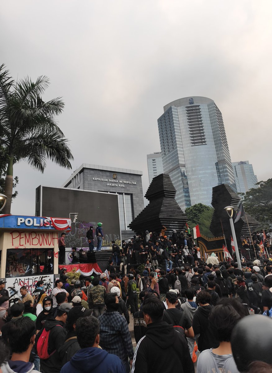 occeanmint's tweet image. "menjemput keadilan" we all say in unison.