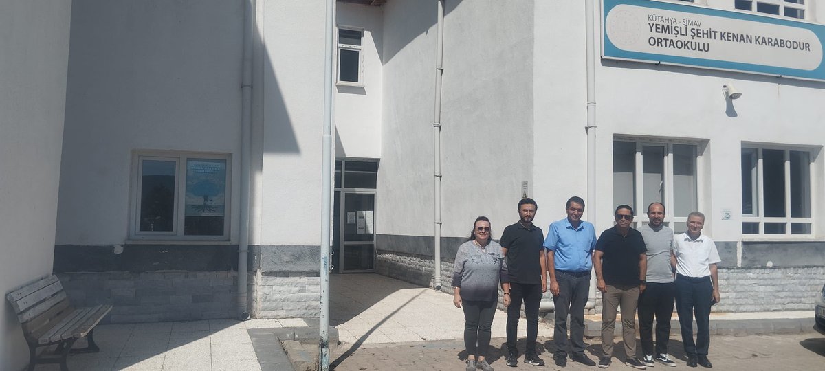 simavmem43's tweet photo. İlçe Milli Eğitim Müdürümüz İsmail Güven Yemişli İlkokulu ve Yemişli Şehit Kenan Karabodur Ortaokulu ziyaret ederek yerinde incelemelerde bulundu.2025–2026 eğitim öğretim yılı hazırlıkları kapsamında okulda yürütülen çalışmaları yerinde inceledi.@iguven77 @tcmeb https://t.co/Xw2EzOrObV