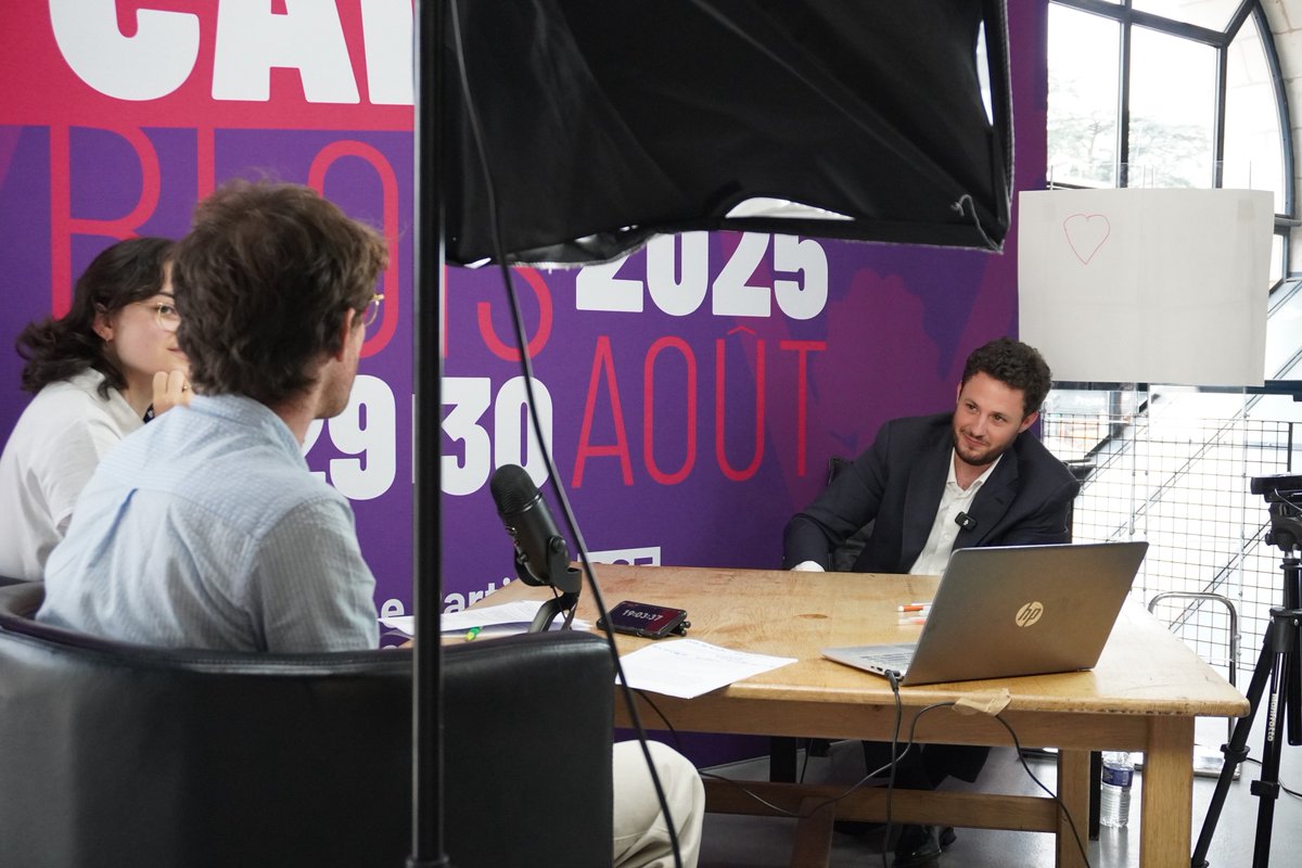 Sur le live Twitch d’<a href="/A_ecosocialiste/">Avenir Ecosocialiste</a> pour parler utopie, dessiner (oui) et échanger avec le chat.

Beau plateau, excellent format d’émission.

Merci à eux !