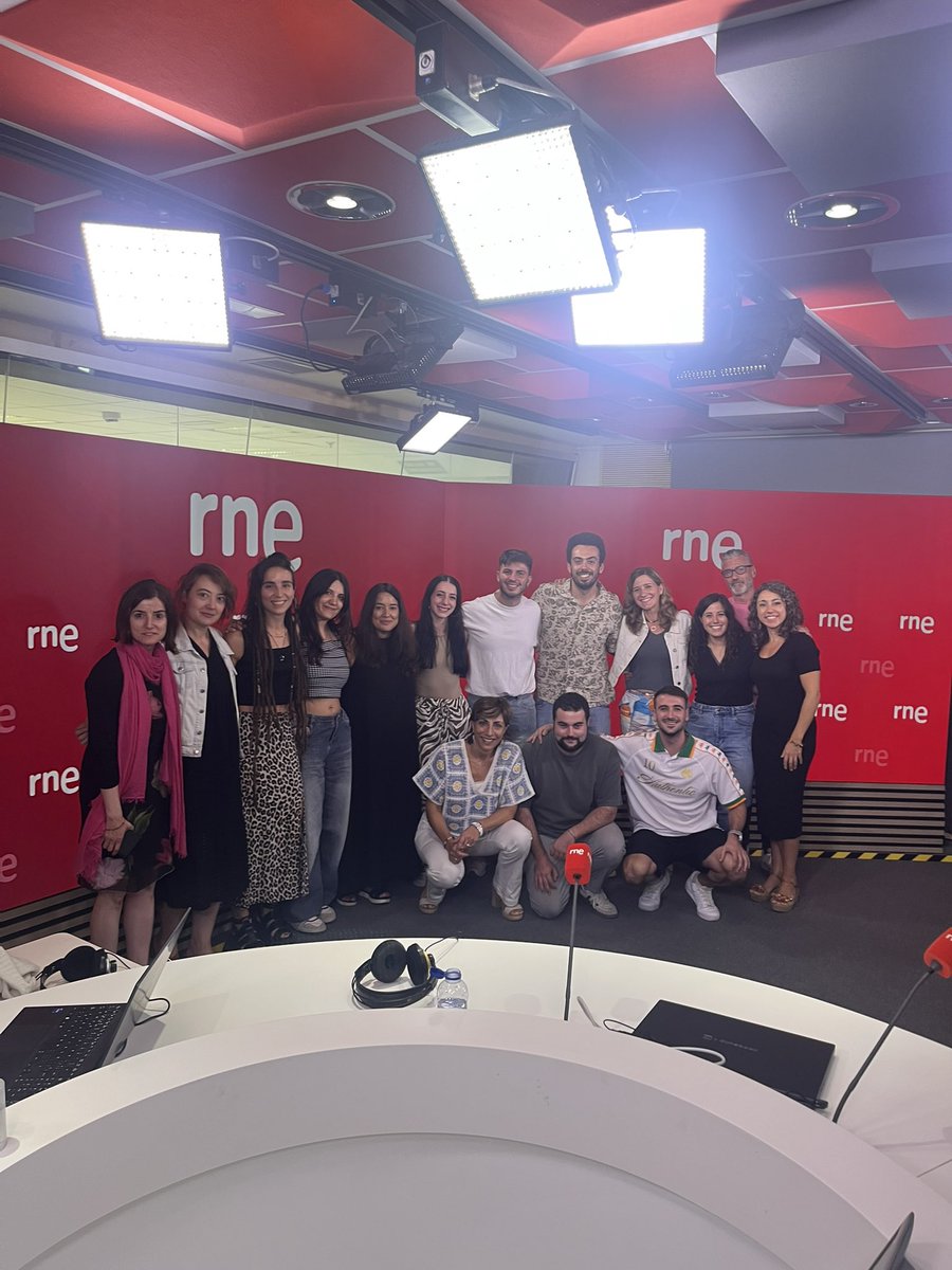 Siempre hay razones para seguir adelante. Cerramos etapa. Gracias compañeros, gracias <a href="/hf_emma/">Emma Hernández</a>. Ha sido un verano estupendo en emisión de estas <a href="/LasMananas_rne/">Las Mañanas de RNE</a>. Como ha dicho Emma: “Sigan fieles a la pública”.