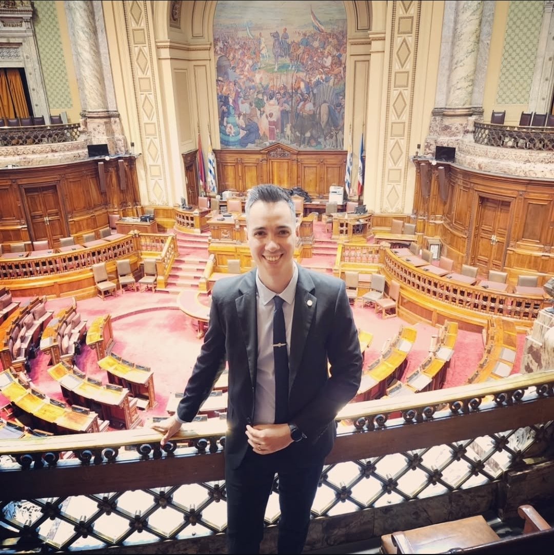 Nicolasoscar's tweet photo. ✨ ¡#FelizDía del #Abogado y la #Abogada! ✨
Hoy celebramos nuestra profesión, ese camino que nos desafía cada día a escuchar, acompañar y encontrar soluciones justas.
Ser abogado no es solo conocer la ley: es estar al lado de las personas cuando más lo necesitan, con compromiso. https://t.co/4EDG9w9Np8