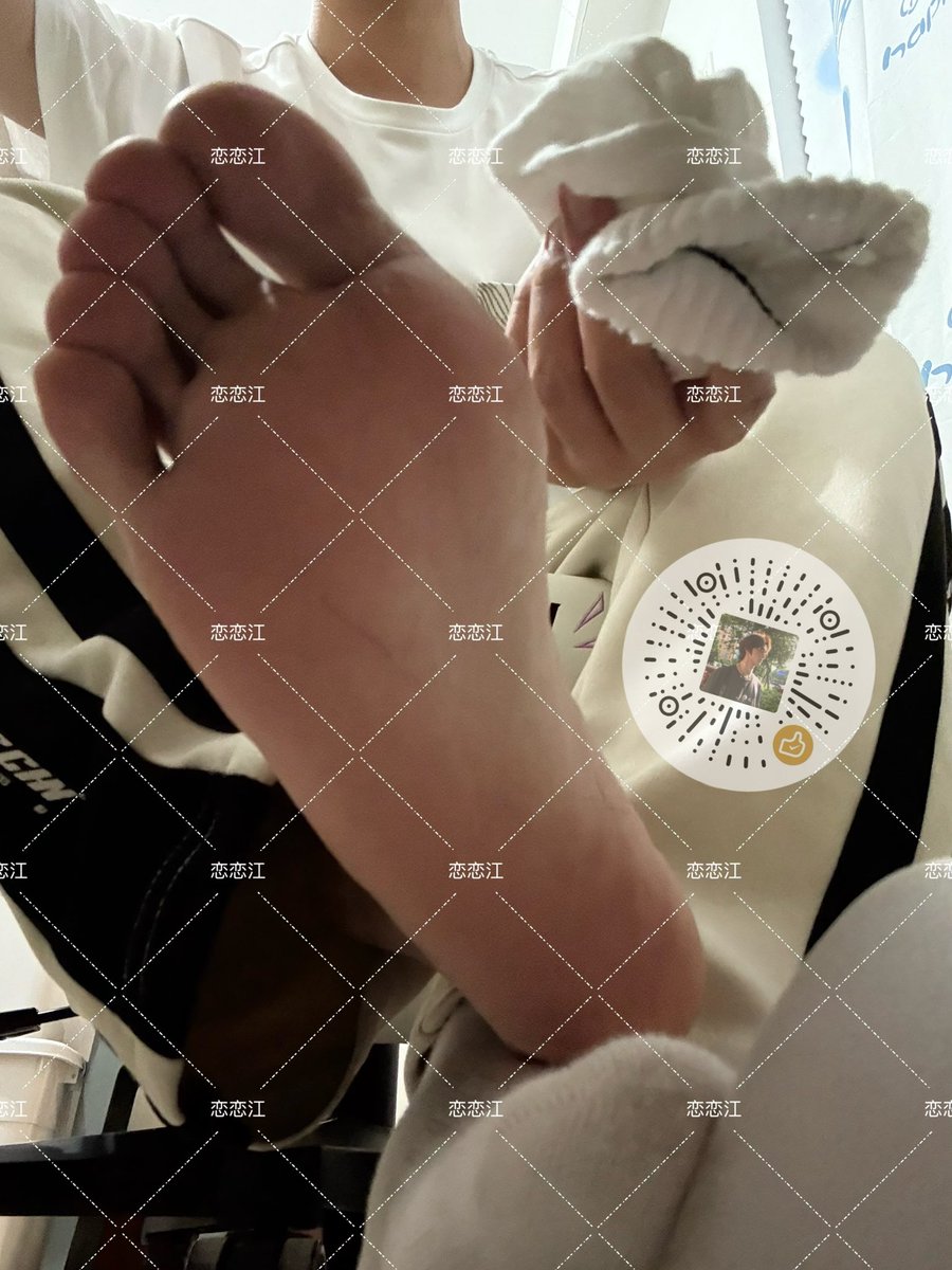 woderfera's tweet image. 磕头上贡，然后求你爹赏赐你把袜子塞嘴里的资格。
#祖宗 #ATM主 #直男亲爹 #直男崇拜