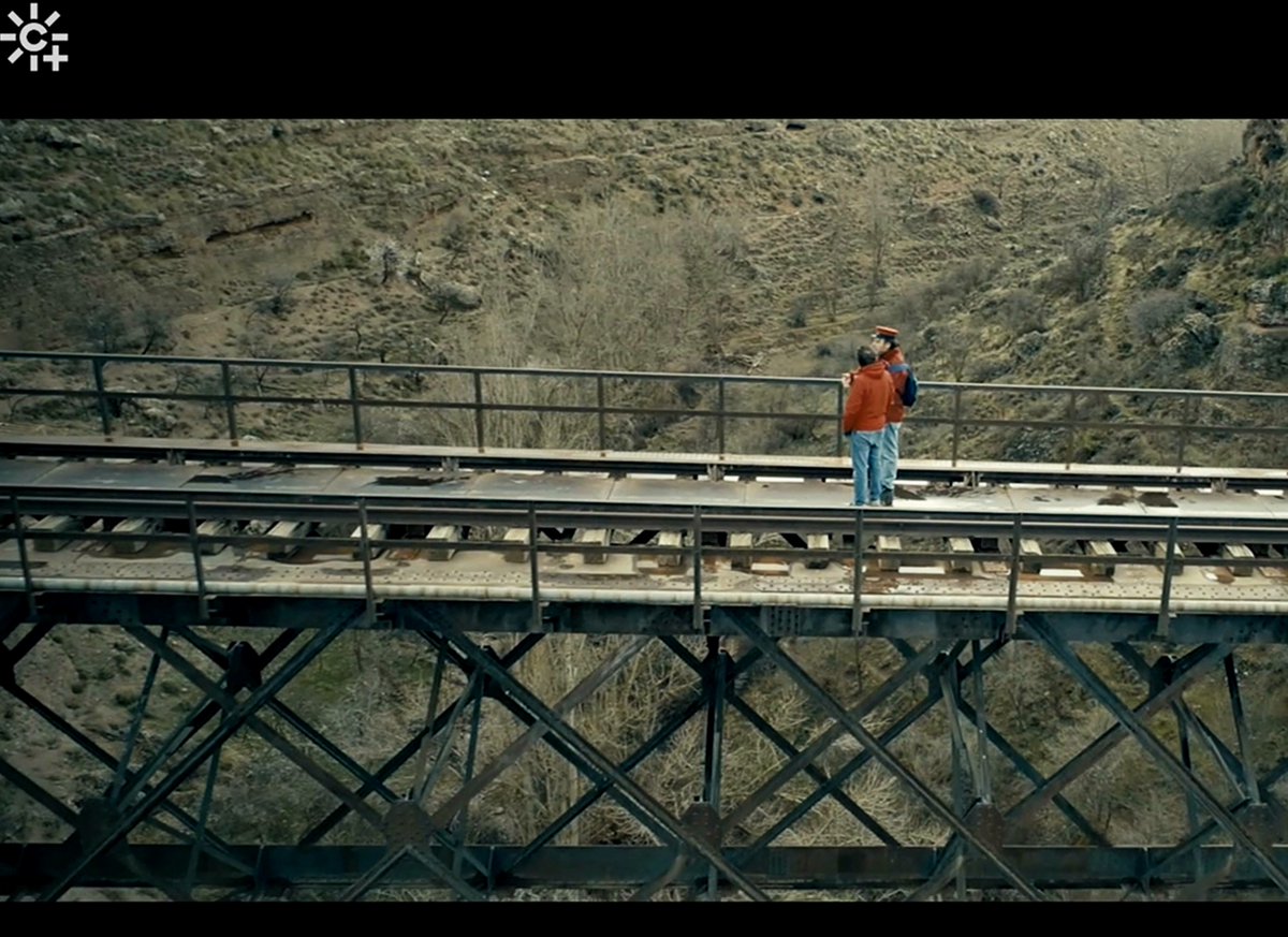 La línea férrea unía las comarcas de Granada, Almería y Murcia entre sí, y con el resto de territorios. Su injusto cierre nos condenó. La reapertura del tren #Guadix #Baza #Almanzora #Lorca  dará presente, futuro, VIDA. 
#PuentedeHierro de #Baúl  en el documental #ElVuelodelGallo