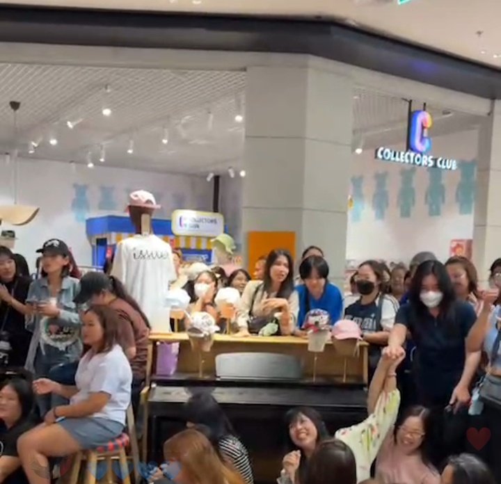 Lots of ByL are in central world to support Biu 

AUCTION WITH BUILD
#ISSUExBuildCharity