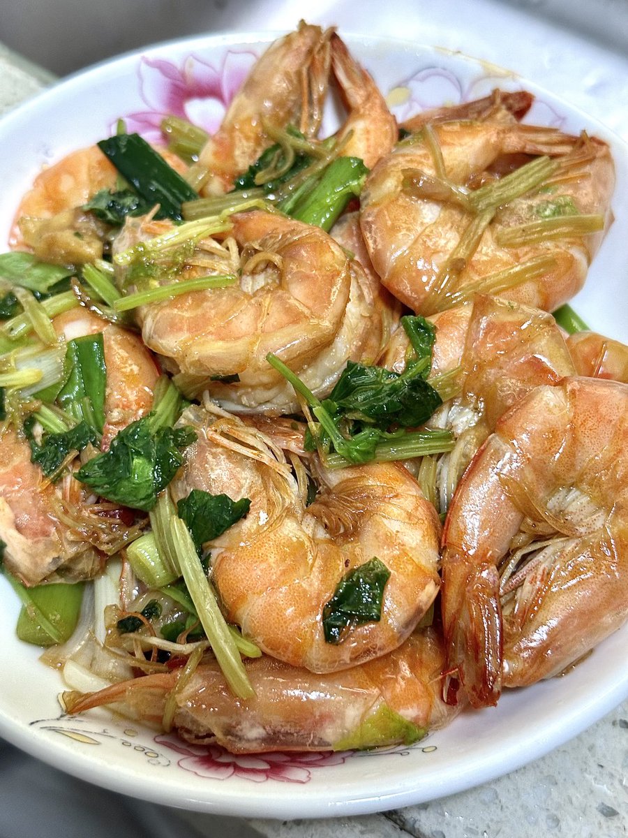 家庭の美味しい料理がいっぱい！🍤🥬🍖
新鮮なエビは香り高いネギと生姜のソースで美味しさアップ、緑の野菜はさっぱりと口直しにぴったり、牛の内臓炒めは味がしっかり染み込んでいて、色・香り・味すべて満点