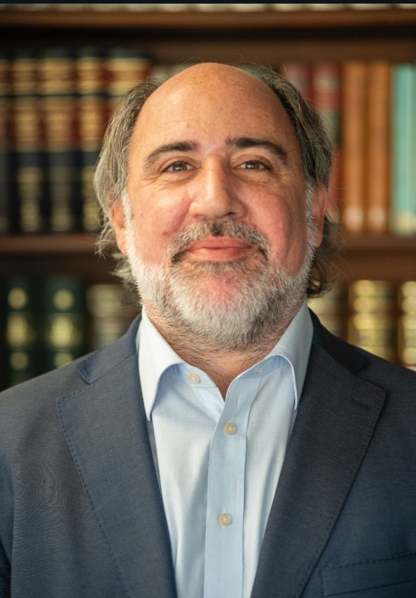 En el día del Abogado va la única foto en la que aparento alguna seriedad.
¡¡Feliz día colegas!!