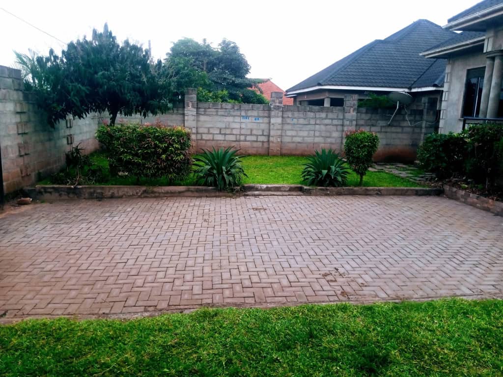 KMT_properties's tweet photo. House For Sale in #Kira_kiwoloogoma, parliament circle estate road::#3bedrooms_2bathrooms_2boys_quarter Seated On #12decimals Asking Price #210Million_Ugx Slightly Negotiable With ready title on Table WhatsApp or call 0786396665 https://t.co/tQtAR7yIMm