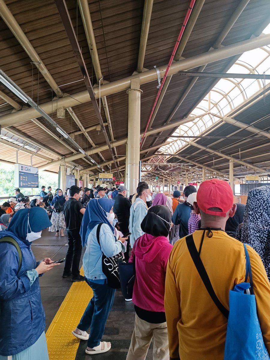 aghi182's tweet photo. Halo @CommuterLine udah numpuk hampir 1 jam cikini menuju Bogor https://t.co/QAa72m5RDx