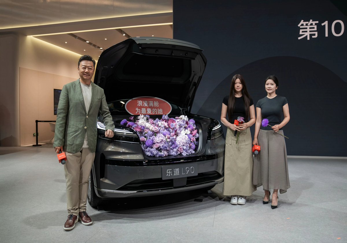WilliamLiNIO's tweet image. I'm thrilled to share that, less than one month since ONVO L90 deliveries began, today we delivered the 10,000th to our user, the well-known Chinese actor Mr. Guo Tao and his family at Chengdu Motor Show 2025!🎉 Plus, the 7-seater version also debuts here, and display cars are…