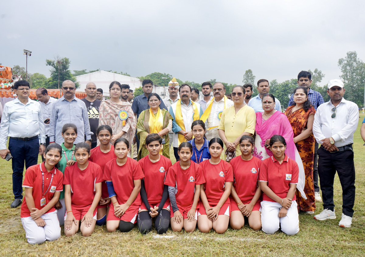 AshokRawatMP's tweet photo. 🎉 #राष्ट्रीयखेलदिवस एवं🏑 हॉकी के जादूगर मेजर ध्यानचंद जी की जयंती पर हरदोई स्पोर्ट्स स्टेडियम में खेल प्रतियोगिता का शुभारंभ किया।

युवाओं ने हॉकी, फुटबॉल व कबड्डी म��ं दिखाया जोश। 💪🏆

#KhelDivas https://t.co/t4u2EUCVs4