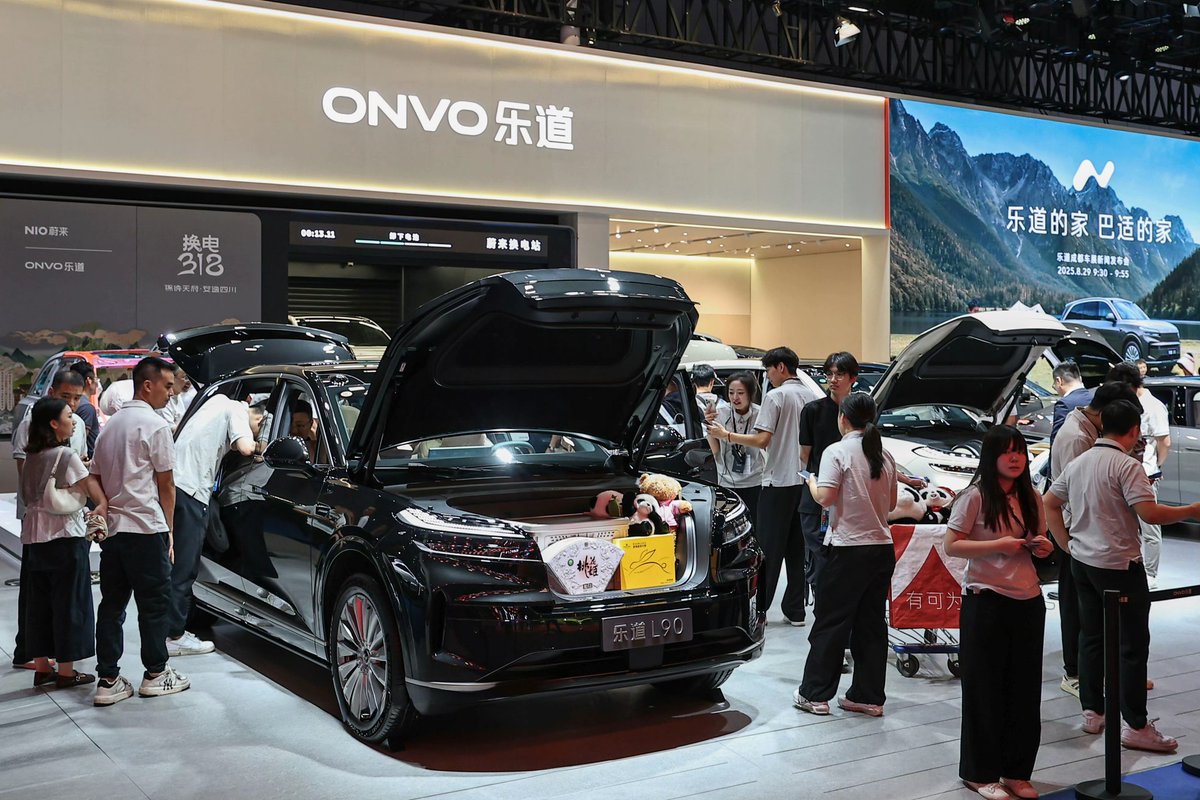 WilliamLiNIO's tweet image. I'm thrilled to share that, less than one month since ONVO L90 deliveries began, today we delivered the 10,000th to our user, the well-known Chinese actor Mr. Guo Tao and his family at Chengdu Motor Show 2025!🎉 Plus, the 7-seater version also debuts here, and display cars are…