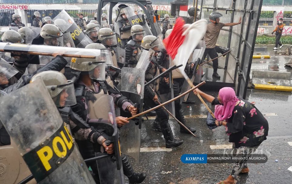 Si anak mencari mana si ibu sementara foto si ibu sudah jauh menebar ke serata pelusuk dunia. Salut pada ibunya