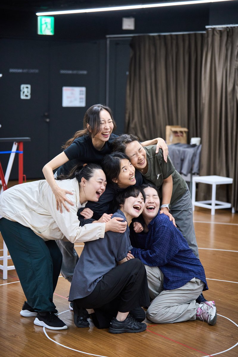 DoosanArtCenter's tweet photo. 💙<마른 여자들> | 연습 스케치 #3

"날 따라 해봐라, 요렇게!
날 따라 해봐라, 요렇게!"

#반응좋아_또_모아온_연습사진📸
#티켓예매 #두산아트센터_홈페이지 #NOL티켓🎟️

_
DAC Artist 박주영
연극 <마른 여자들>
9.10 - 9.28
두산아트센터 Space111
_
원작 다이애나 클라크(Diana Clarke)
『Thin Girls』(HarperCollins, 2020)
『마른 여자들』(㈜창비, 2021, 번역 변용란)
각색·연출 박주영
출연 김별 김승환 김유민 이세영 임윤진 정제이 조어진 최정화 황미영