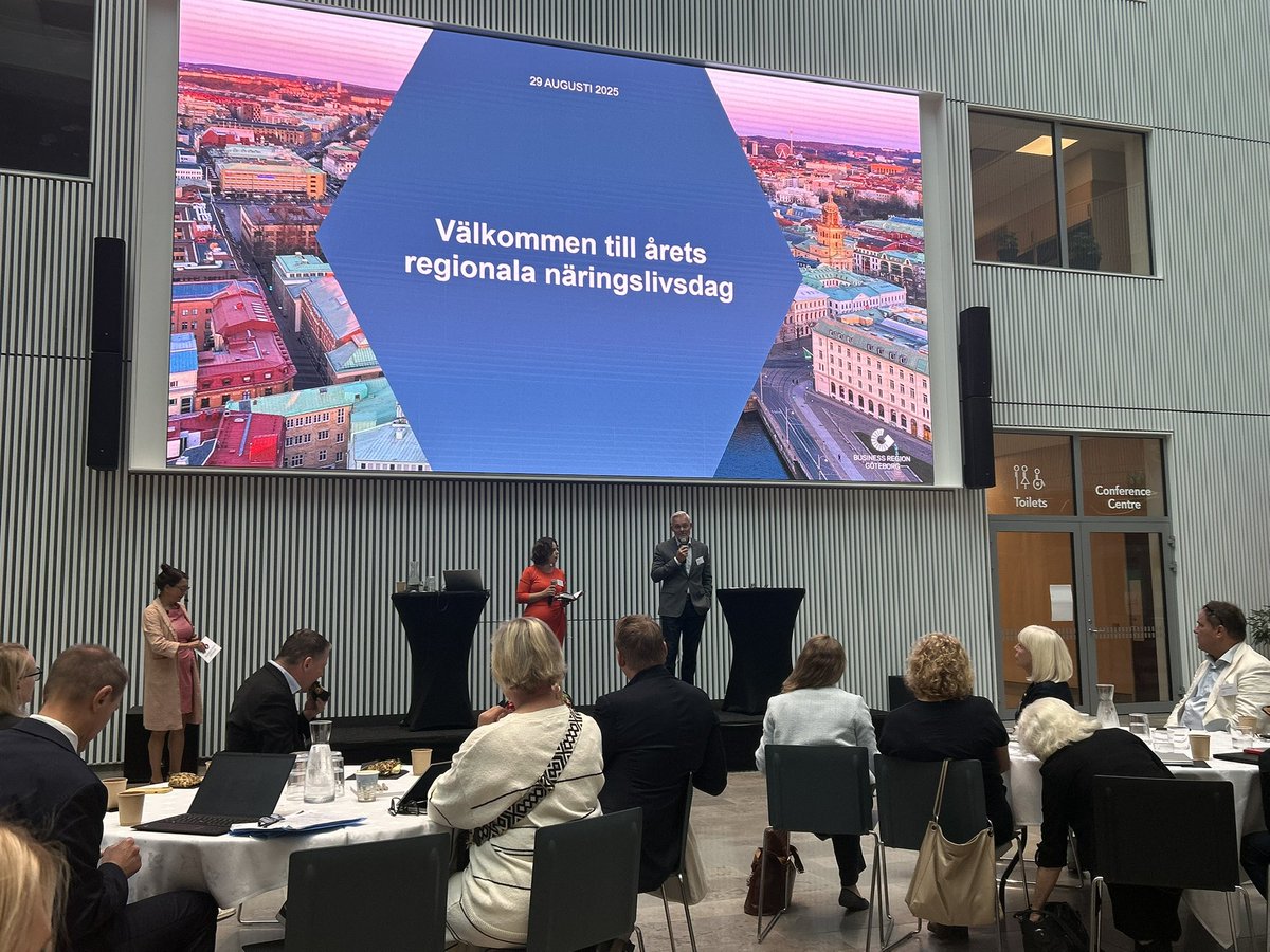 HerrOlsson's tweet image. Vi vacklar inte i Göteborgsregionen, framtiden är ljus och vi skall fortsätta växa, inleder Jonas Attenius på årets regionala näringslivsdag på Uni3
