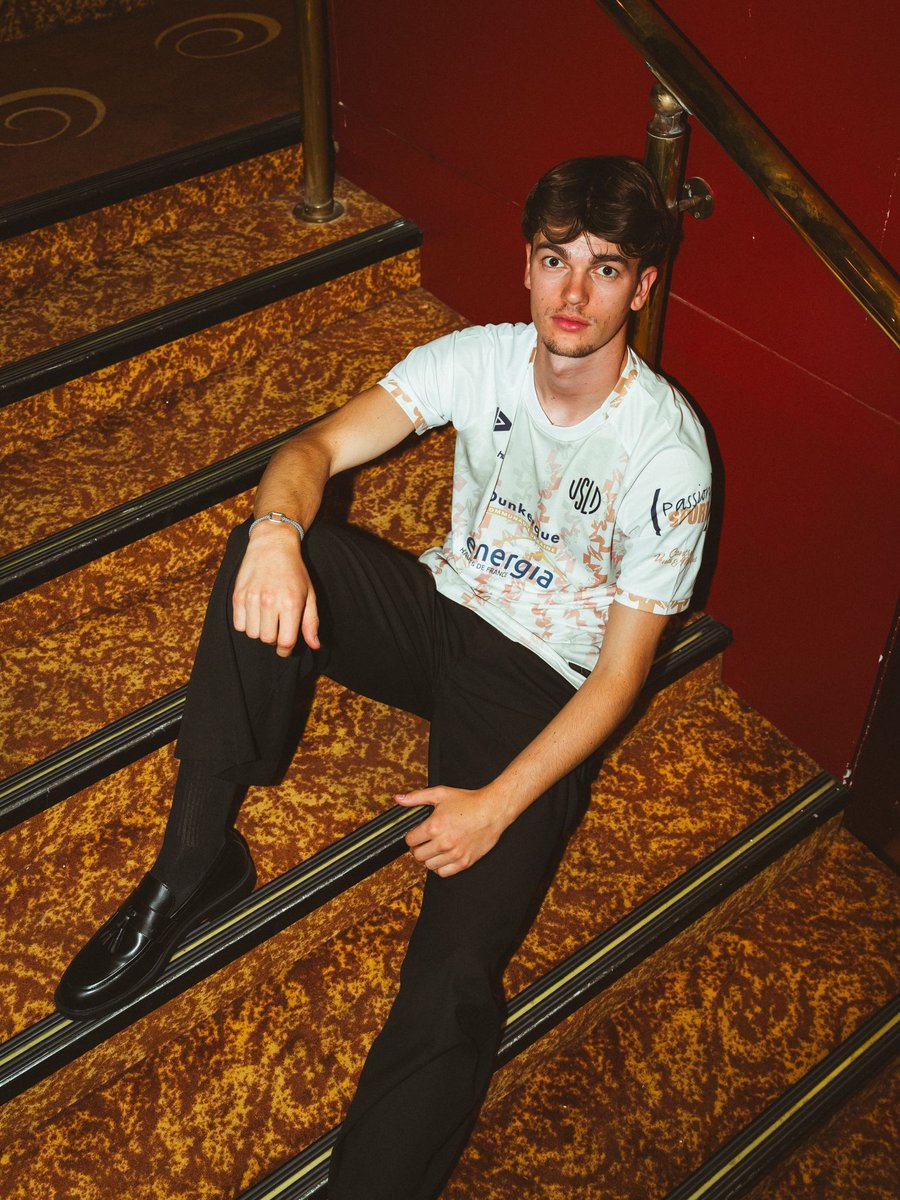 🏅 Médaille n°4 – La Distinguished Service Cross

Un honneur rare, un hommage venu d’outre-Manche.
Une distinction britannique, remise à Dunkerque en 1919.
 
Le nouveau maillot third de l'<a href="/usldunkerque/">USL DUNKERQUE 🐬</a> pour la saison 25/26, en hommage à la ville, au blason, aux médailles. 🤍