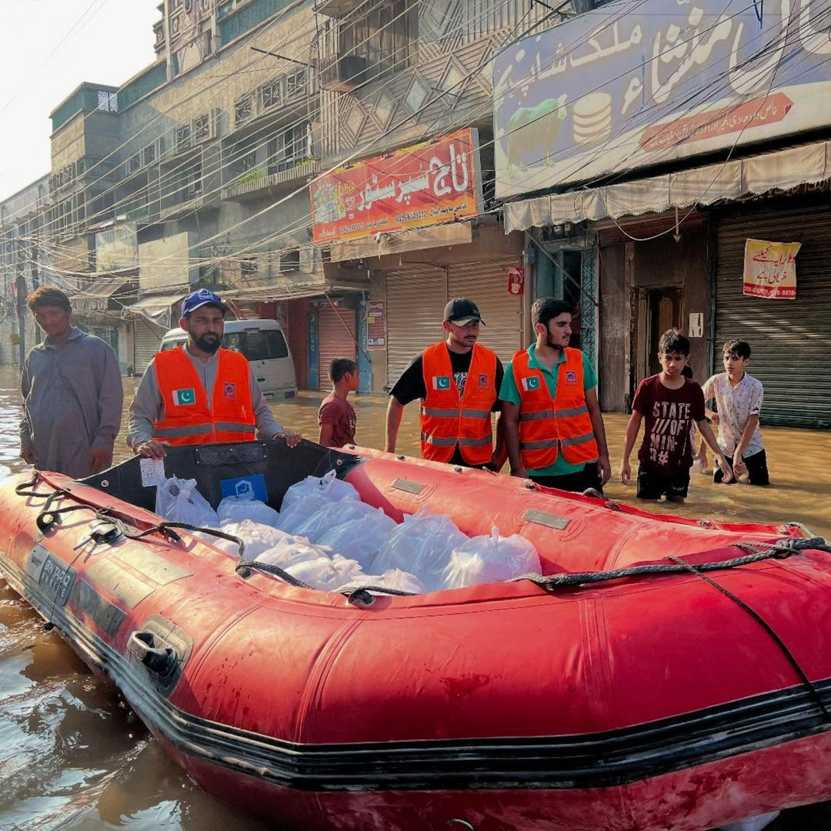 AlkhidmatOrg's tweet photo. Sialkot Flood Relief.

Alkhidmat volunteers served hot meals to 1,380 affectees across 6 flood-hit areas. A tent village & kitchen have been set up at Govt High School Paka Garha to provide 3 meals/day, shelter, clean water & medical aid.

#Alkhidmat #PakistanFloods2025 #Disaster #Relief #Floods #AlkhidmatFloodResponse