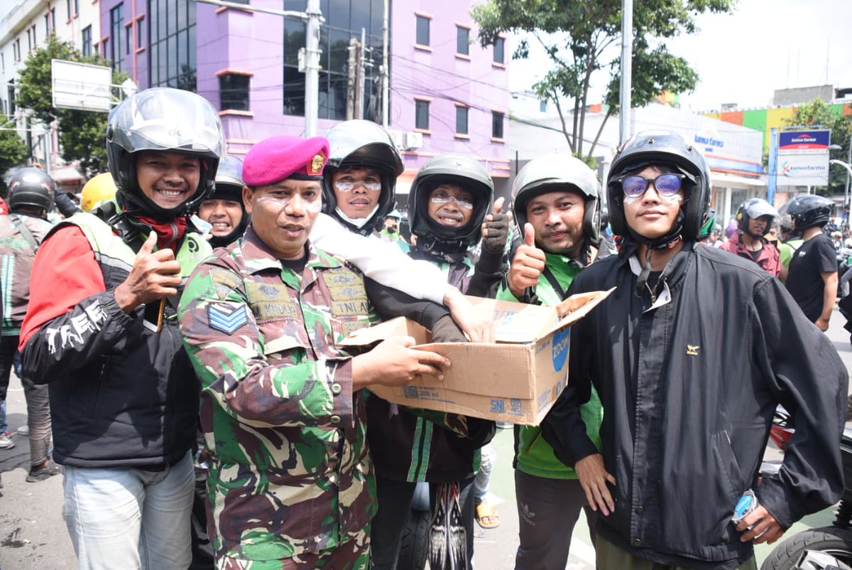 Puspen_TNI's tweet photo. Prajurit TNI terjun langsung redam aksi massa di Kwitang, Jakarta Pusat. Dengan pendekatan humanis, TNI mengajak dialog, membagikan logistik, membersihkan sampah, hingga evakuasi kendaraan terbakar. Wujud nyata komitmen TNI hadir bersama rakyat.

#tniprima #humanis https://t.co/Q9FFgR8RwS