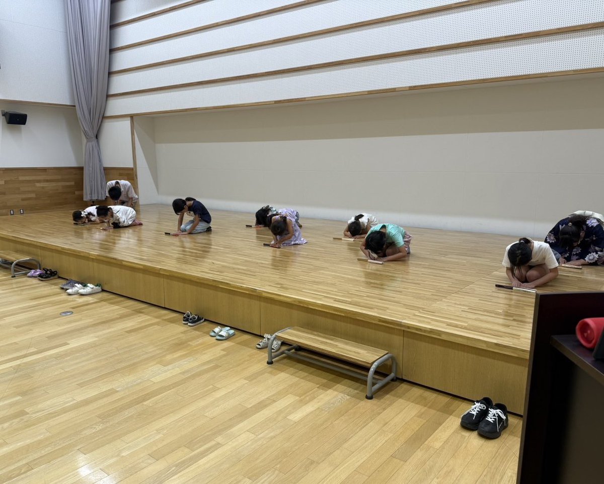 🌸文化庁「邦楽フェスティバル in 木更津」🌸
8/31の本番まで続きますが、私は一足早く卒業🎓
短い期間ながら毎回熱心にお稽古いただき、とても楽しい時間でした✨

「これからも日本舞踊を続けたい」との声もあり、本当に嬉しい限りです。
今後も日本舞踊・日本文化の魅力を広めてまいります✨