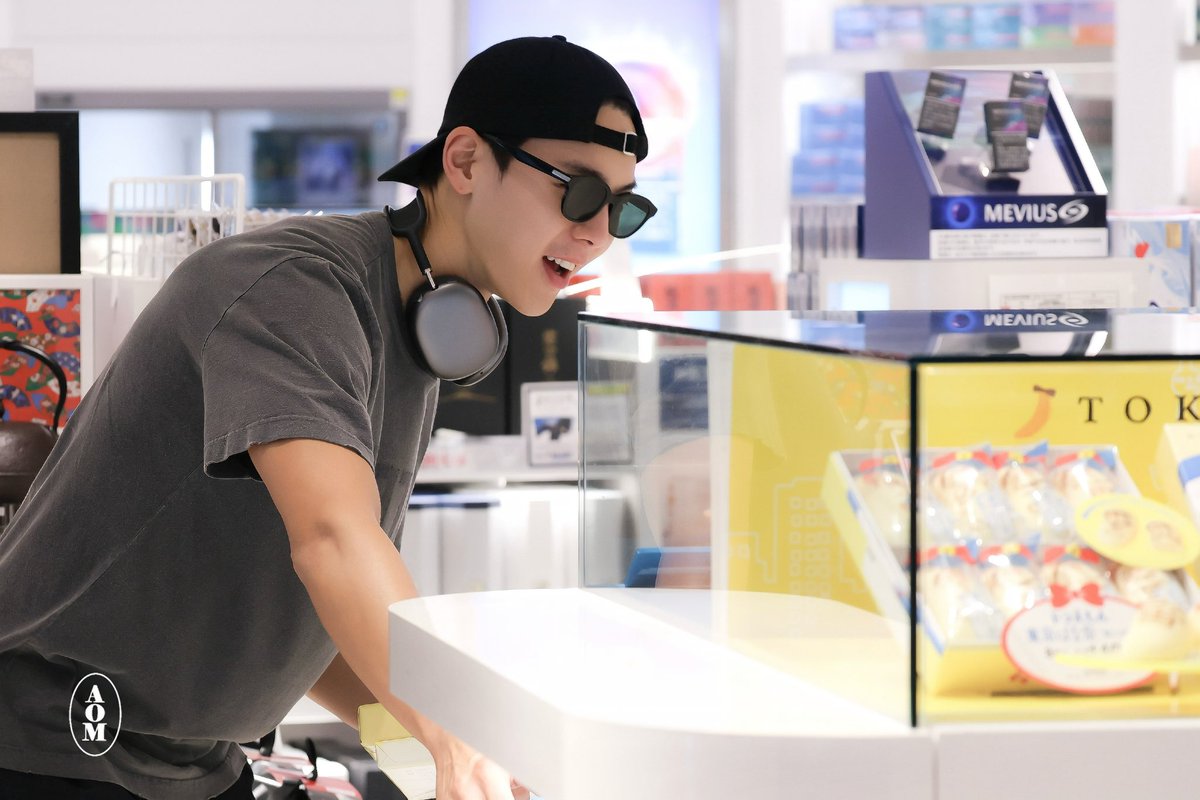 ▫️250829 하네다 출국 #셔누
도쿄바나나를 너무 사랑스럽게 보는거야 . . 🗼🍌