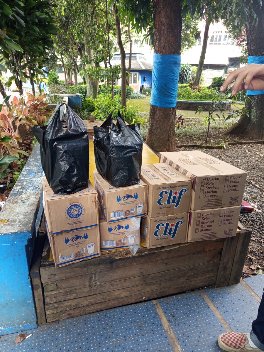 Ambulance viking siap merapat ke lokasi aksi hari ini,yang cari makan dan minum ada di ambulance viking.