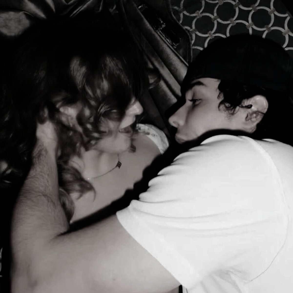 “Nie miałam pojęcia, co było powodem mojego stanu – muzyka, napięcie między nami czy to, że 𝐴𝑐𝑒 𝑊𝑒𝑠𝑡𝑜𝑛 trzymał mnie, jakbym była najcenniejszą rzeczą, którą kiedykolwiek miał w ramionach.” #PurpleRain