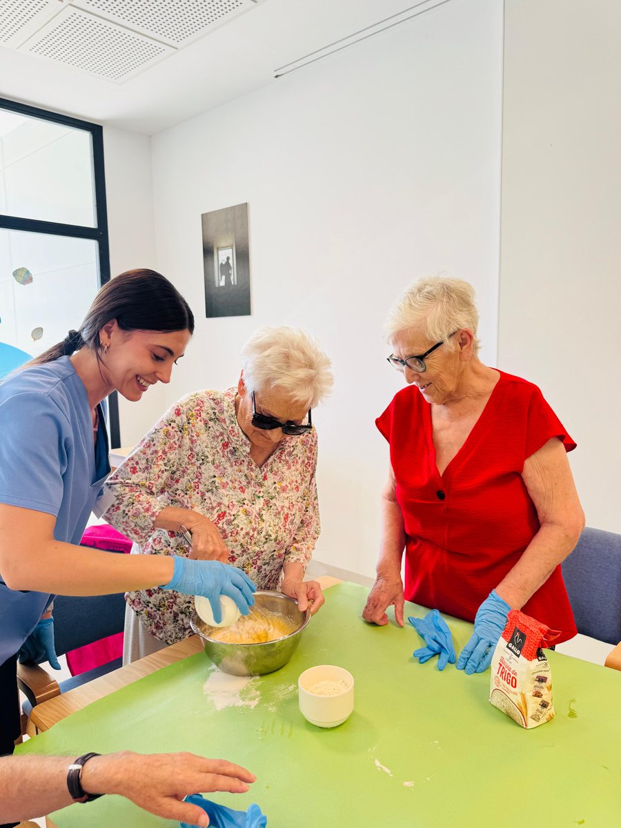Esta semana hemos realizado un taller de cocina y preparado un delicioso bizcocho que hemos merendado, siguiendo la receta y los trucos de grandes cocineras y pasteleras. ¡Una auténtica delicia! 🍰👩‍🍳👨‍🍳 <a href="/CateringAN/">Catering A. Navarro</a>