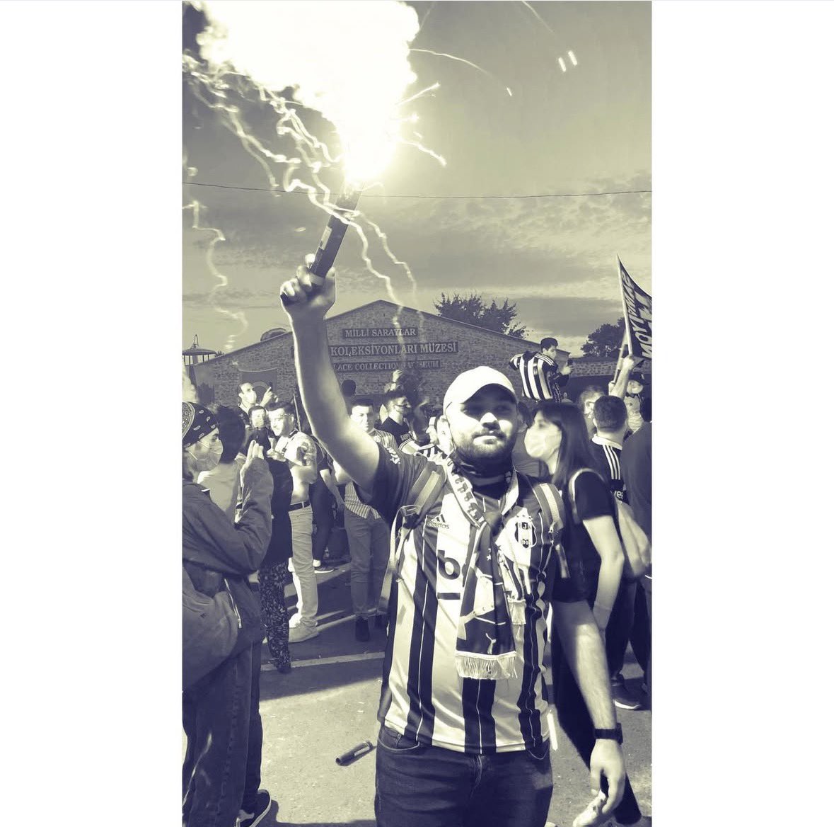 Her şeye rağmen 
İyiki Beşiktaş var!!