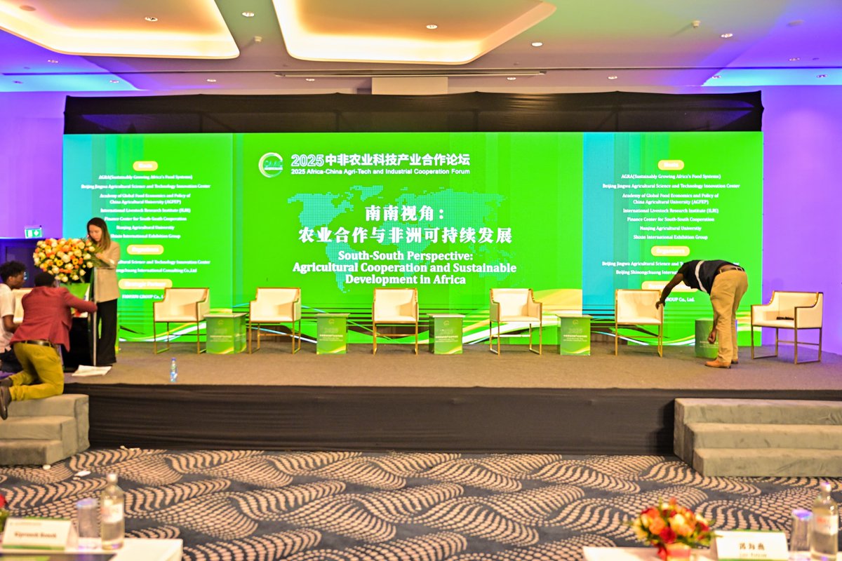 walter_bambika's tweet image. It’s Friday! Which one elevates events the most?
A: Stage Lighting 
B: Big Screens 
C: Clear Sounds  
#EventVibes #Eventsmanagemt #ThinkEventsThinkBambika