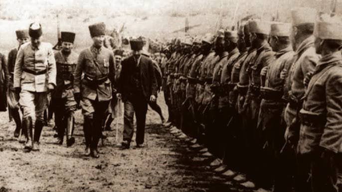 30 Ağustos, milletimizin istiklal aşkını bütün dünyaya haykırdığı, zincirleri kırıp geleceğini kendi elleriyle yazdığı büyük bir gündür. Büyük Taarruz, yokluklara, imkânsızlıklara rağmen imanla ve cesaretle kazanılmış; Anadolu’nun ebedi Türk yurdu olduğu bu şanlı zaferle