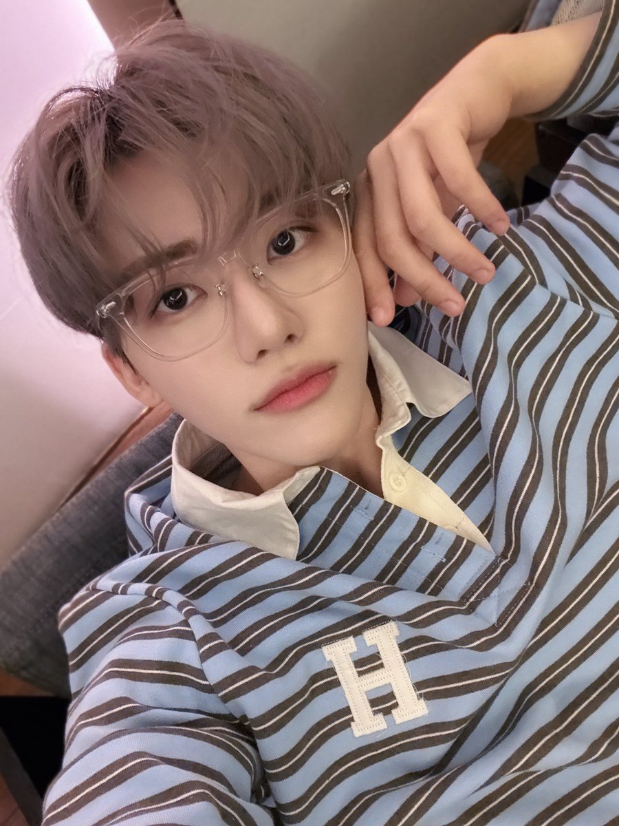 jj_loversclub's tweet image. ㅋㅋㅋ #samepose #differentmood