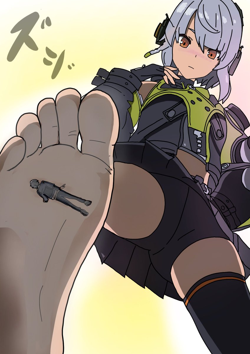 NTdestroymode's tweet image. アンビーに踏んでもらった

#zzzero  #anbydemara #giantess