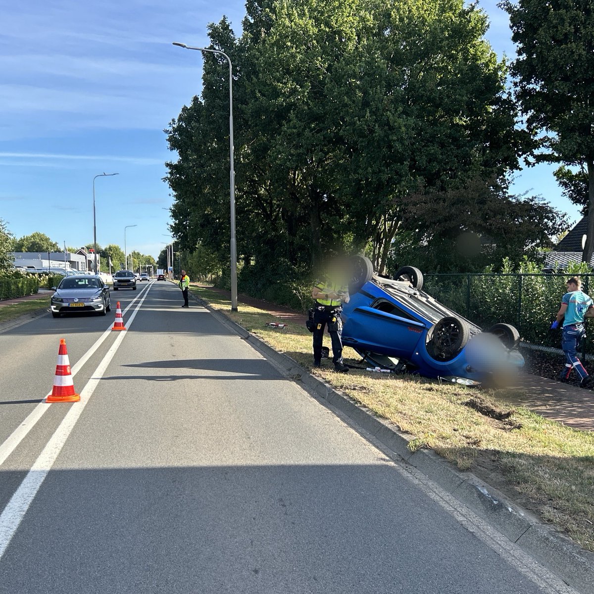 WIS_Limburg's tweet photo. Op de #N276 heeft een aanrijding plaatsgevonden tussen 2 auto’s. Eén daarvan is op de kop terecht gekomen. Gelukkig geen letsel. Hulpdiensten zijn ter plaatsen en verkeer kan om en om langs het incident.⚠️🚗^Wis Joep @RWSverkeersinfo @POL_Limburg https://t.co/xN50MVvO0k